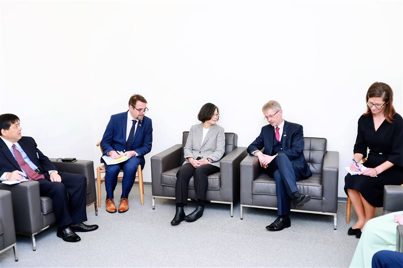 蔡英文和韋德齊一起出席論壇，互動曝光（圖／蔡英文辦公室提供）