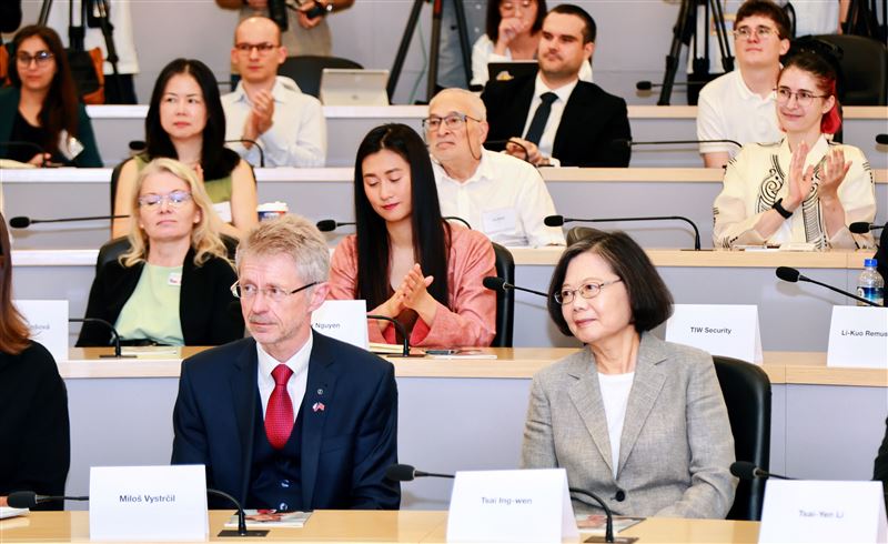 蔡英文和韋德齊一起出席論壇，互動曝光（圖／蔡英文辦公室提供）