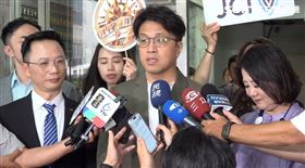 沈伯洋表示，他在八百多元時買下一張台積電股票。（圖／翻攝畫面）