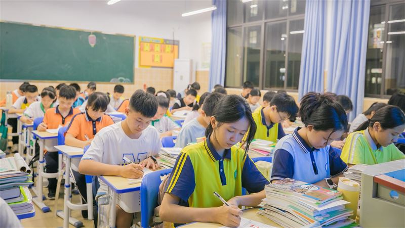 大陸高考在即，多個省市教育機構要求查驗考生佩戴的「眼鏡」，防止利用AI智慧眼鏡作弊的可能。（示意圖／翻攝自PEXELS）