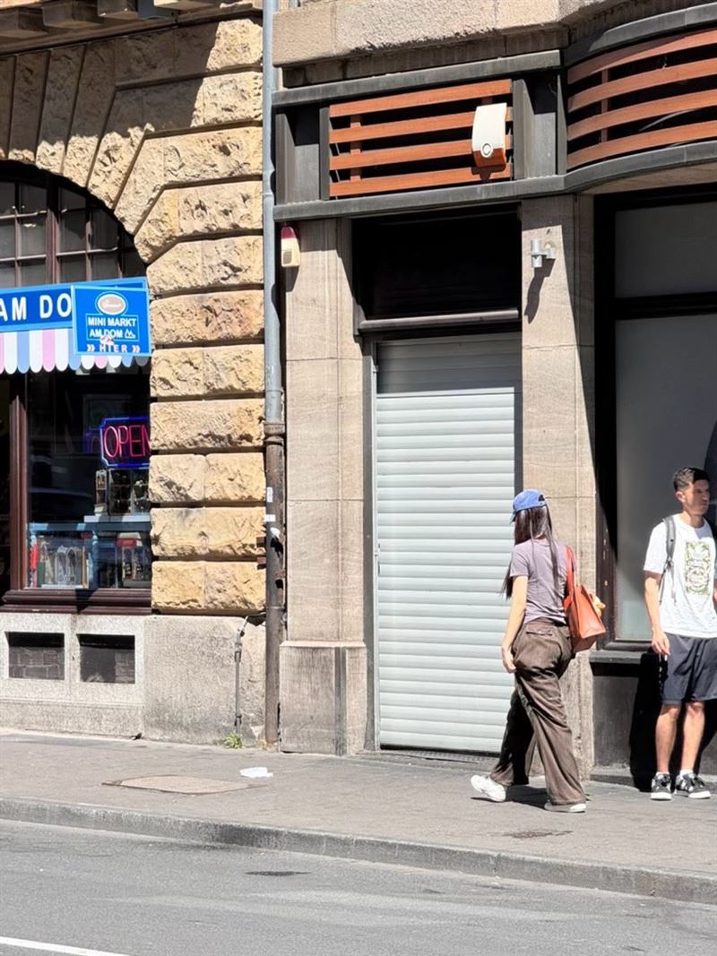 有眼尖粉絲在德國街頭上捕捉到野生周子瑜。（圖／翻攝自X平台）