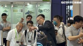 所羅門董事長陳政隆他親自向參展人士介紹人形機器人應用，不時在展區內巡視、協助督導工作人員，絲毫沒有董事長架子，親民作風也難怪能與黃敏珊建立深厚情誼。（圖／記者王文承攝影）