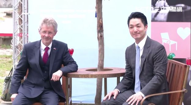 韋德齊和蔣萬安一起為大安森林公園的「哈維爾長椅」揭幕（圖／翻攝畫面）