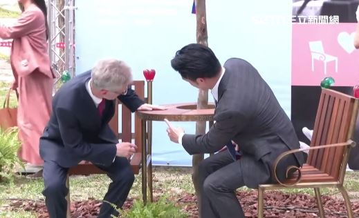 韋德齊和蔣萬安一起為大安森林公園的「哈維爾長椅」揭幕（圖／翻攝畫面）