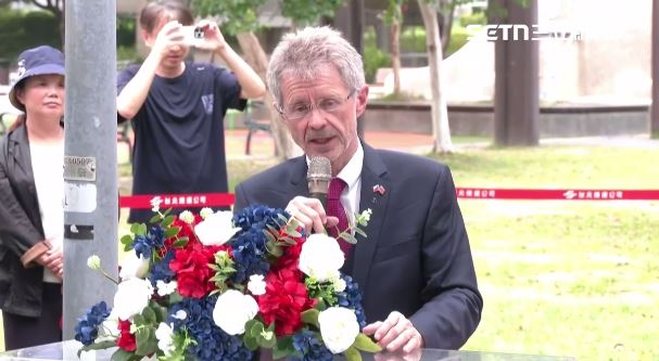韋德齊出席大安森林公園「哈維爾長椅」揭幕（圖／翻攝畫面）