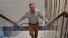 大空頭艾斯曼(Steve Eisman)與電影《大賣空》主角原型貝瑞（Michael Burry），都成功預測2008年金融海嘯，但面對輝達( Nvidia)的亮眼財報，兩人的解讀卻大相逕庭。貝瑞堅信輝達是泡沫並持續作空，但艾斯曼卻坦言自己不會跟進，還稱自己無法從AI敘事中找出一絲漏洞。（圖／翻攝自X平台 @Medien_News）
