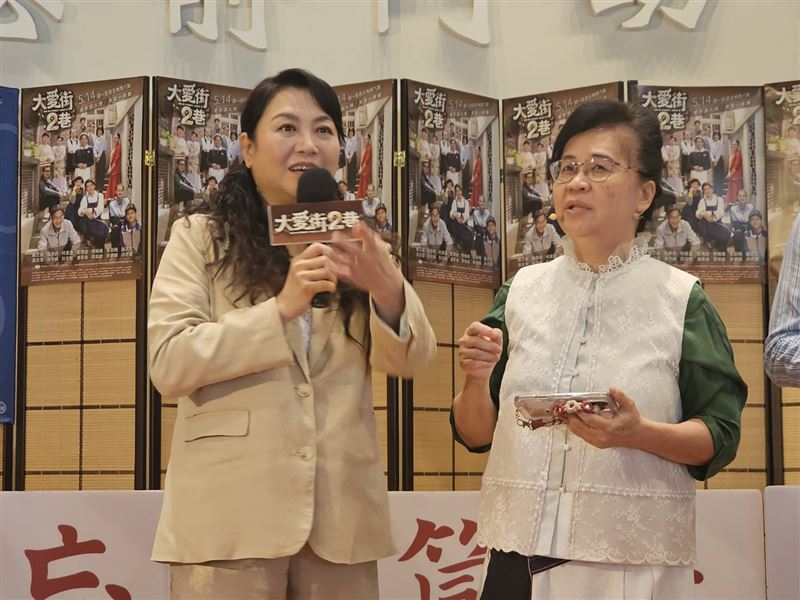 楊潔玫（左）在劇中飾演退休老師。（圖／大愛提供）
