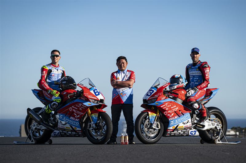 中國張雪機車（ZXMOTO）在2026年WSBK WorldSSP組別葡萄牙站的雙冠軍表現。但檢視數據與細節後被爆出，這台車遠沒有宣傳中那麼顛覆，核心技術更存在明顯抄襲嫌疑。（圖／翻攝畫面）