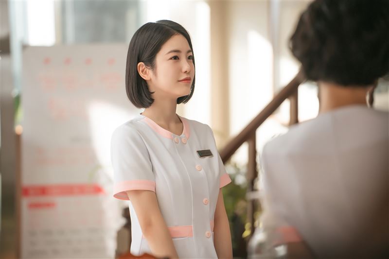 《醫到孤島愛上你》由辛叡恩主演。（圖／Disney+提供）