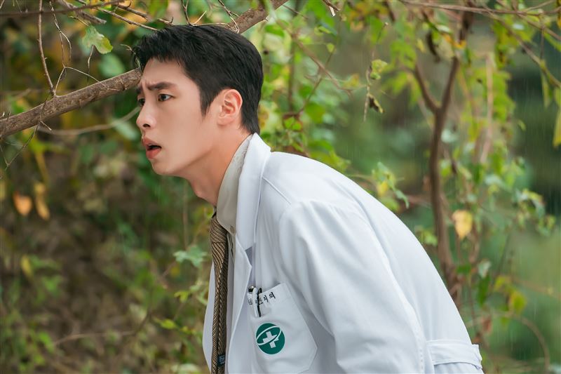 《醫到孤島愛上你》由李宰旭主演。（圖／Disney+提供）
