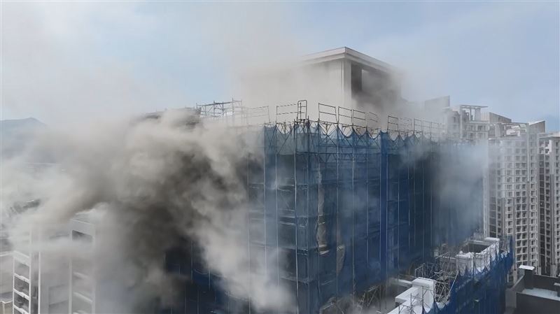 濃煙將頂樓包圍。(圖/翻攝畫面)