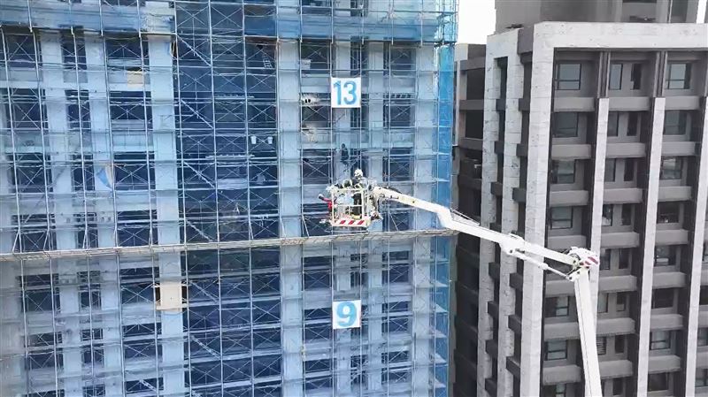 消防隊出動雲梯車救援。(圖/翻攝畫面)