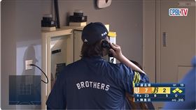 中信兄弟投手教練王建民怒甩電話門。（圖／翻攝CPBL TV）
