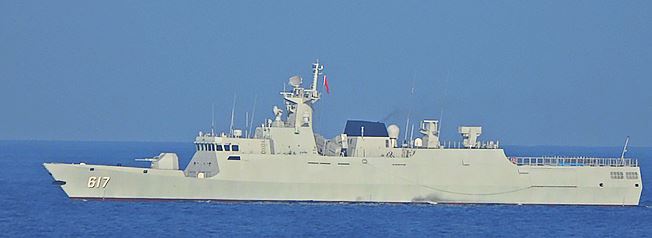 中共景德鎮軍艦(617)騷擾我西南海域，海軍鄭和軍艦嚴密監控。（圖／國防部提供）