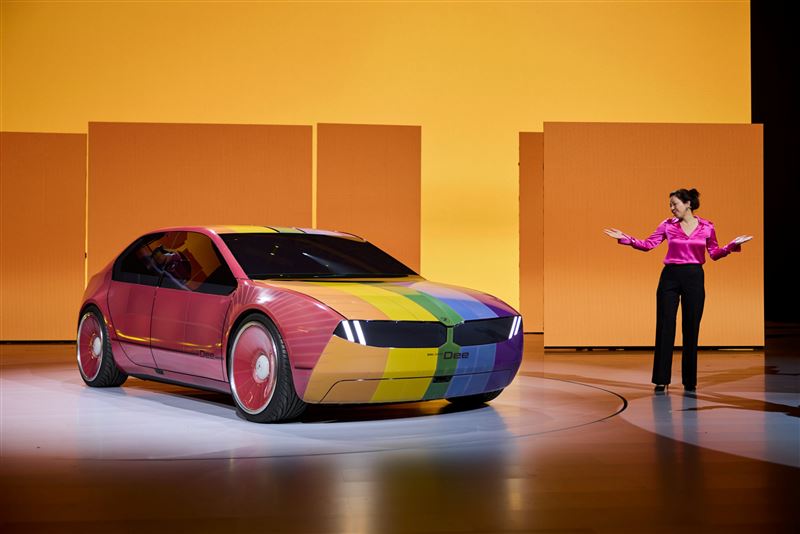 全車包覆彩色電子紙的概念車。（圖／BMW提供）