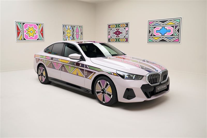 BMW突破過去平面限制，能將彩色電子紙完整包覆車身與輪圈等立體曲面。（圖／BMW提供）