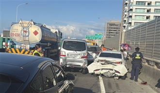 新／台88線4車連環撞！轎車尾全毀釀1傷