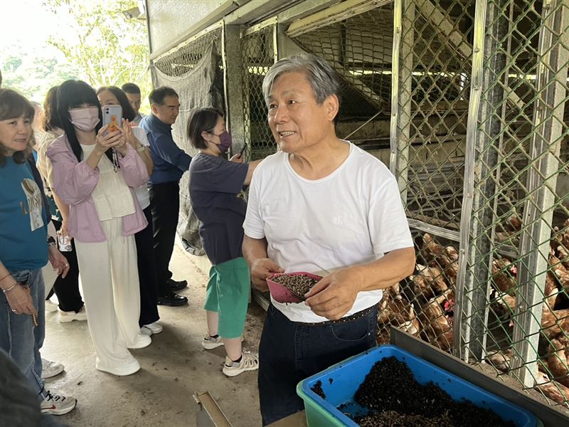 亞旭電腦參2日參訪黑水虻飼育設備。示範者為國立台灣大學昆蟲學系前教授石正人。（圖／亞旭電腦提供）