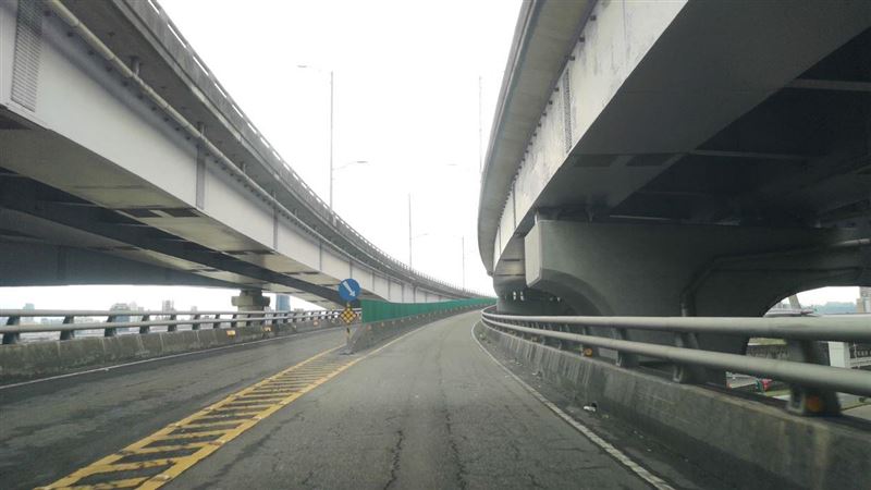新北環河快速道路三重段將於6月5日~6月7日，每日晚間10時至翌日清晨6時，分三階段辦理道路銑鋪工程。（圖／新北工務局提供）