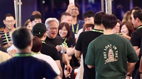 黃仁勳北流外辦桌犒賞員工（1）輝達（NVIDIA）執行長黃仁勳（中左）3日晚間在台北流行音樂中心戶外表演空間舉辦台式「辦桌」流水席犒賞員工，高呼「今晚我們要盡情吃喝，還有跳舞」，現場氣氛熱烈。（小提醒：禁止酒駕，飲酒勿開車，飲酒過量，有害健康。）中央社記者王飛華攝　115年6月3日