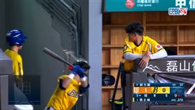 中信兄弟捕手陳統恩下場怒砸球棒。（圖／翻攝CPBL TV）