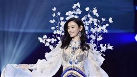 奚夢瑤近期大婚，其2017年在維密慘摔畫面又被翻出。（翻攝自奚夢瑤IG）