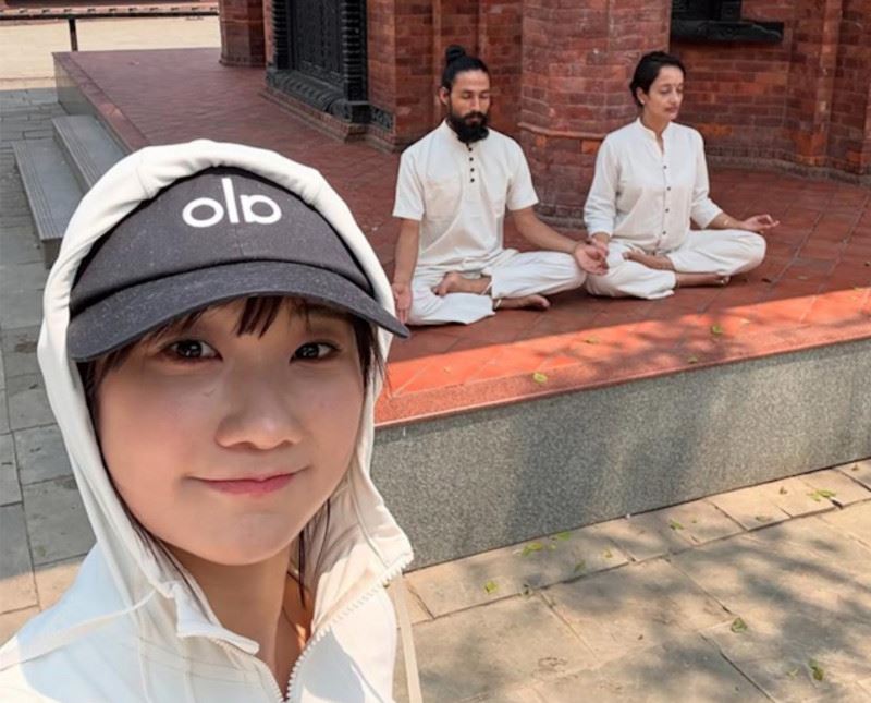 愛莉莎莎與尼泊爾瑜伽大師拉傑（Raj Karmayogi）的合約分潤風波卻愈演愈烈。（圖／翻攝自愛莉莎莎IG）