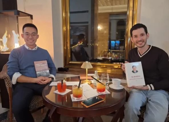 中共官媒《光明日報》駐布拉格記者楊藝明（左）被控是中共間諜。圖為他2024年採訪斯洛伐克總理顧問。（圖／翻攝自Artur Bekmatov臉書）