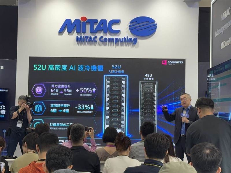 神雲 COMPUTEX 大秀 AI 液冷與機櫃整合實力,總座黃承德拍板今年成長無懸念。面對缺料壓力,採取彈性交期策略,更藉由越南與美國新廠全球調配產能,展現從硬體組裝升級為高附加價值液冷散熱方案的轉型野心。(圖/記者師瑞德攝影)