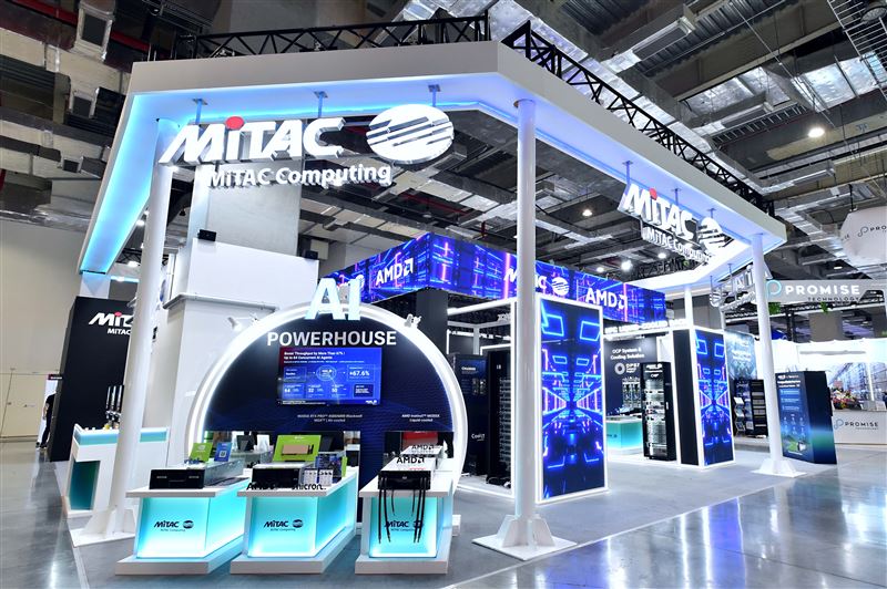 神雲 COMPUTEX 大秀 AI 液冷與機櫃整合實力,總座黃承德拍板今年成長無懸念。面對缺料壓力,採取彈性交期策略,更藉由越南與美國新廠全球調配產能,展現從硬體組裝升級為高附加價值液冷散熱方案的轉型野心。(圖/神雲提供)