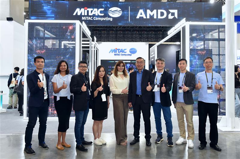 神雲 COMPUTEX 大秀 AI 液冷與機櫃整合實力,總座黃承德拍板今年成長無懸念。面對缺料壓力,採取彈性交期策略,更藉由越南與美國新廠全球調配產能,展現從硬體組裝升級為高附加價值液冷散熱方案的轉型野心。(圖/神雲提供)