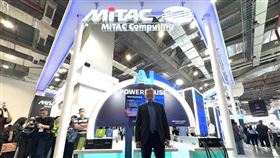 神雲 COMPUTEX 大秀 AI 液冷與機櫃整合實力，總座黃承德拍板今年成長無懸念。面對缺料壓力，採取彈性交期策略，更藉由越南與美國新廠全球調配產能，展現從硬體組裝升級為高附加價值液冷散熱方案的轉型野心。（圖／記者師瑞德攝影）