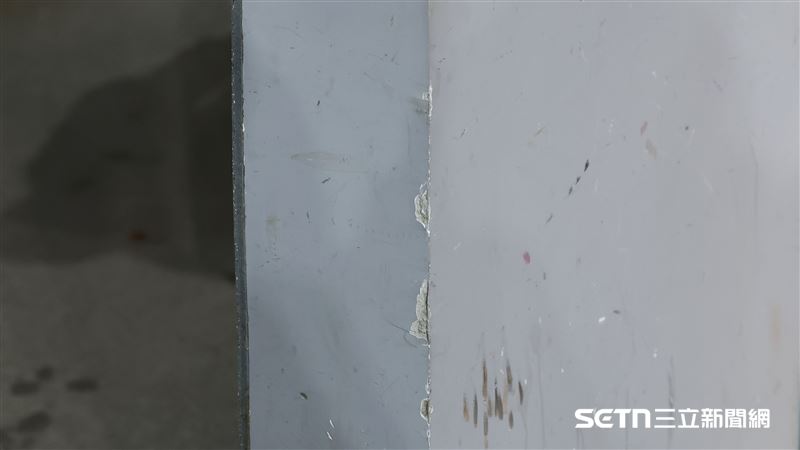 中信兄弟陳統恩拿球棒敲牆壁，造成牆角破損。（圖／記者劉彥池攝影）