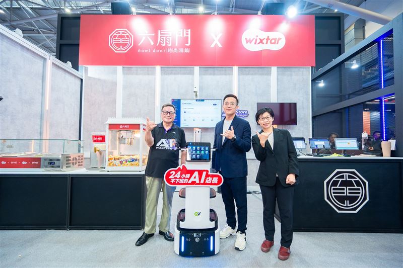 缺工海嘯襲擊餐飲業，佳世達旗下星益欣與六扇門聯手，在 COMPUTEX 端出「24小時 AI 店長」。透過巡店機器人、智慧點餐與決策平台，將店長經驗數位化，這場由 AI 接管門市決策的實驗，正重塑餐飲業的營運天花板。（圖／佳世達提供）