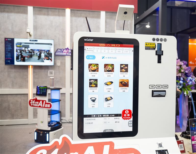 缺工海嘯襲擊餐飲業，佳世達旗下星益欣與六扇門聯手，在 COMPUTEX 端出「24小時 AI 店長」。透過巡店機器人、智慧點餐與決策平台，將店長經驗數位化，這場由 AI 接管門市決策的實驗，正重塑餐飲業的營運天花板。（圖／佳世達提供）