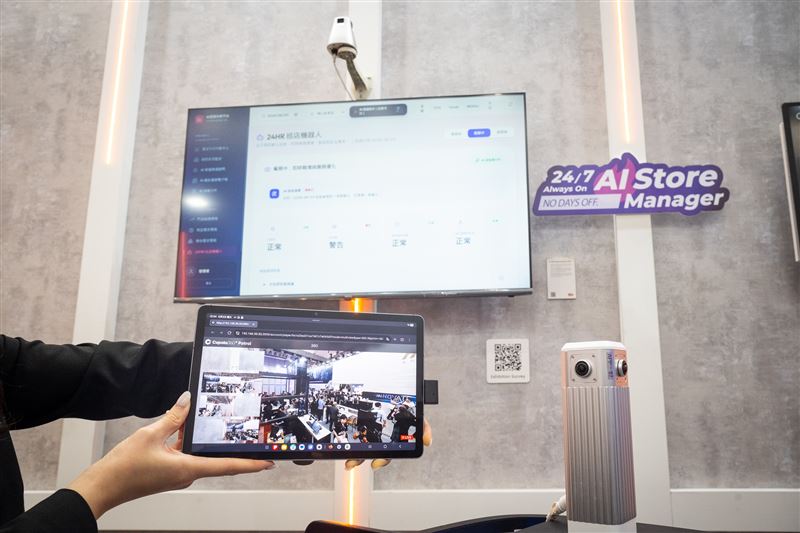 缺工海嘯襲擊餐飲業，佳世達旗下星益欣與六扇門聯手，在 COMPUTEX 端出「24小時 AI 店長」。透過巡店機器人、智慧點餐與決策平台，將店長經驗數位化，這場由 AI 接管門市決策的實驗，正重塑餐飲業的營運天花板。（圖／佳世達提供）