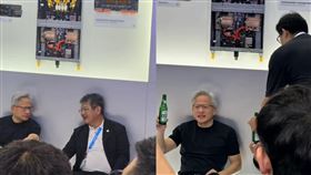 黃仁勳超Chill！逛COMPUTEX「坐地上喝台啤」畫面曝（圖／翻攝Threads）