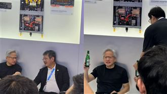 黃仁勳超Chill！逛COMPUTEX坐地上喝台啤