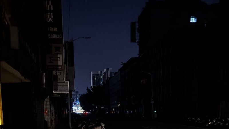板橋驚傳停電路燈全滅!網哀:恐怖片情節