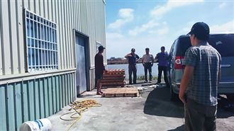 許勝凱（左）殺害王忠泰後，先將屍體藏在魚塭旁的倉庫中。（圖／鏡週刊）
