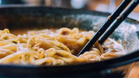 吃麵條。(示意圖/pexels)