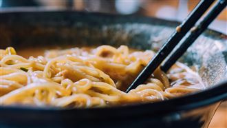 吃麵條。(示意圖/pexels)