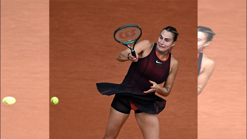 現任世界第一、奪冠頭號熱門莎芭蓮卡（Aryna Sabalenka）4日在決勝盤崩盤，遭俄羅斯小將施耐德（Diana Shnaider）以3：6、7：5、6：0驚天大逆轉，無緣四強。（圖／翻攝自X平台 @pooledaz888）