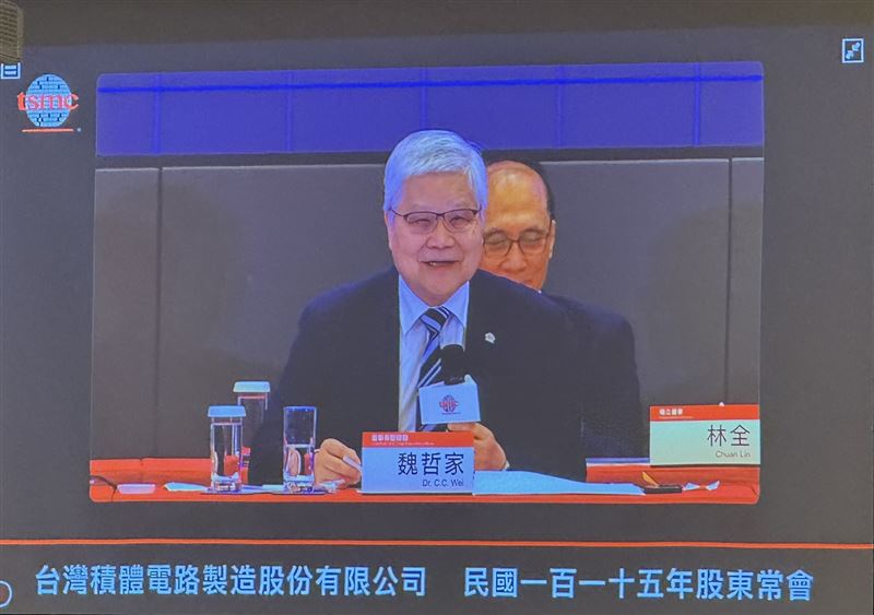 115年台積股東常會，魏哲家逐一回應股東問題。談及馬斯克提出的Tera-fab構想時，魏哲家則以幽默方式回應，笑稱自己也曾稍微了解過相關概念，但最後只有一個結論：「祝福他」，引發全場股東歡呼與掌聲。（圖／記者廖珪如攝影）