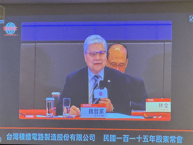 115年台積股東常會，魏哲家逐一回應股東問題。對於美國產能、亞利桑那州何時可以滿足？魏哲家回應，要滿足的話「要很久的時間」。（圖／記者廖珪如攝影）