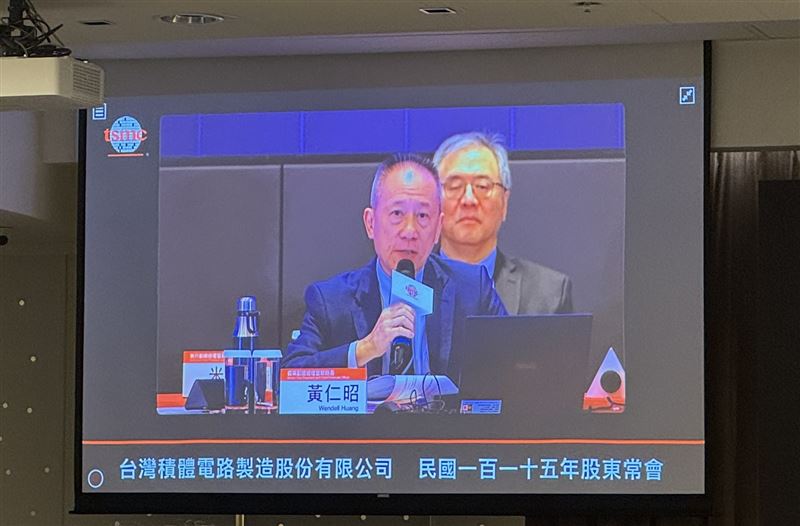 115年台積股東常會，財務長黃仁昭回答股東提問。公司確實曾研究相關方案，但目前認為沒有實際需求。由於台股已開放零股交易多年，零股市場流動性與成交價格表現已相當成熟，與整張股票交易差異不大。黃仁昭指出，目前全台超過500萬個證券帳戶中，已有近一半持有台積電股票，因此即使進行股票分割，對增加股東人數、提升流動性或創造股東利益的效果都相當有限。未來若主管機關進一步優化零股撮合機制及交易時間，零股投資便利性還將持續提升，因此現階段公司沒有推動股票分割的規劃。（圖／記者廖珪如攝影）