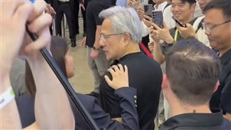 黃仁勳遭鹹豬手？　她貼身護送狂勾肩搭背