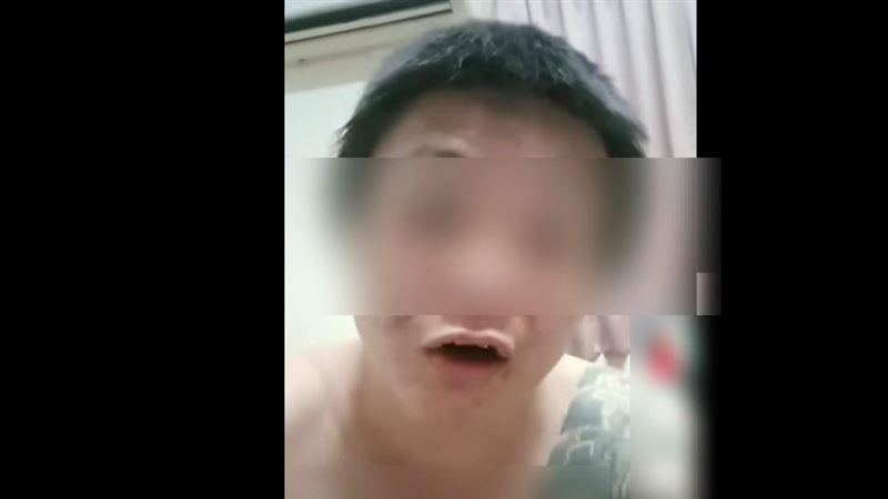 刺青張男恐嚇花蓮縣議長張峻，遭警方逮捕到案，訊後依法送辦。（圖／翻攝畫面）