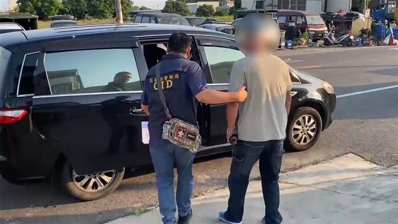 刺青張男恐嚇花蓮縣議長張峻，遭警方逮捕到案，訊後依法送辦。（圖／翻攝畫面）