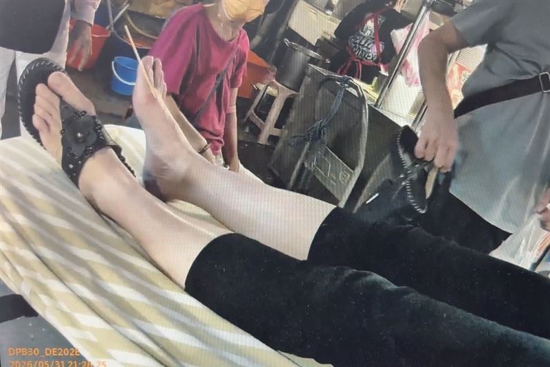 一名女子日前至基隆逛廟口夜市、吃美食，行走間突然遭遊客亂丟在地上的一支竹籤刺穿右腳背。（圖／翻攝畫面）